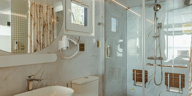 Luxusní houseboaty a bubliny na jezeře: privátní wellness, strava, vodní sporty a moře 300 m