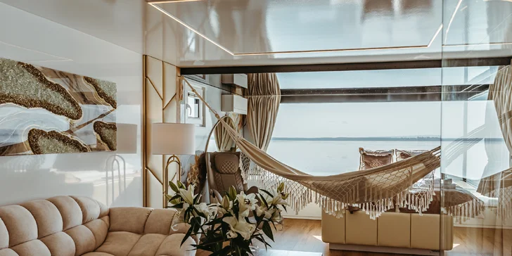 Luxusní houseboaty a bubliny na jezeře: privátní wellness, strava, vodní sporty a moře 300 m