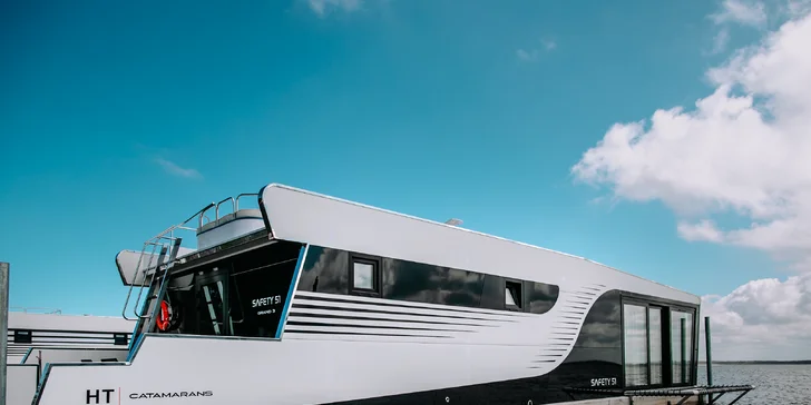 Luxusní houseboaty a bubliny na jezeře: privátní wellness, strava, vodní sporty a moře 300 m