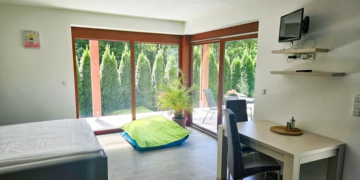Dovolená v Moravském krasu: moderní apartmán až pro 4 osoby, vč. terasy či balkónu