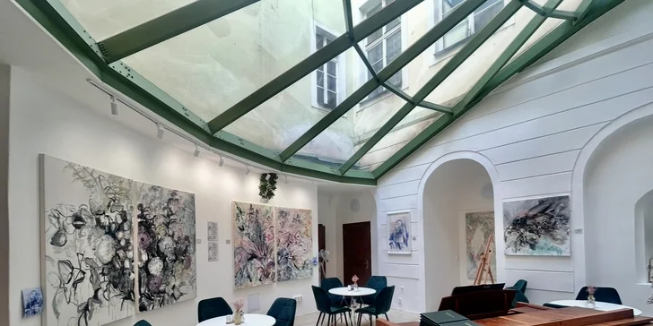 Posezení u Karlova mostu: croissant se šunkou, sýrem, vejcem a nápoj dle výběru
