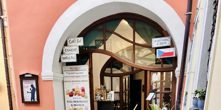 Posezení u Karlova mostu: croissant se šunkou, sýrem, vejcem a nápoj dle výběru