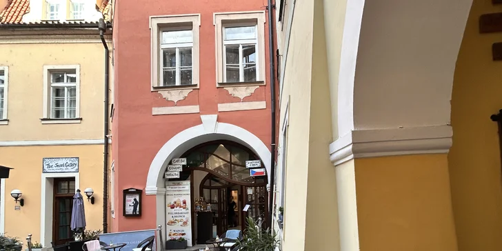 Posezení u Karlova mostu: croissant se šunkou, sýrem, vejcem a nápoj dle výběru