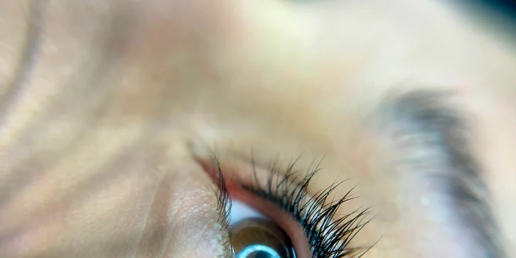 Ušetřete čas strávený líčením: permanentní make-up meziřasové oční linky