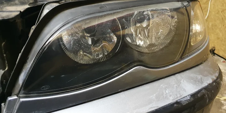 Lesk jako blesk: rozleštění předních světlometů včetně broušení a voskování
