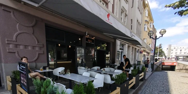 24 kousků sushi v srdci Hradce Králové: maki, nigiri i smažené rolky