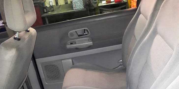 Profesionální čištění interiéru párou nebo mokrou cestou pro různé typy aut