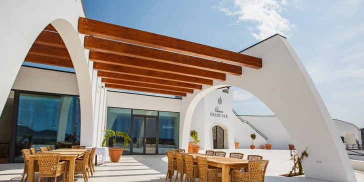 Vinařský unikát na Tokaji: jedinečné ubytování v Chateau Grand Bari se snídaní i degustací