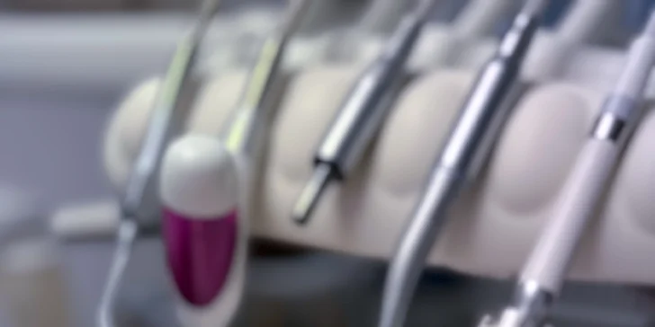 Zářivý úsměv během jedné návštěvy: vstupní dentální hygiena i bělení zubů, 60–⁠⁠⁠⁠⁠⁠120 minut