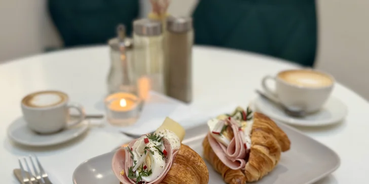 Posezení u Karlova mostu: croissant se šunkou, sýrem, vejcem a nápoj dle výběru