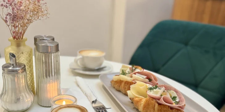 Posezení u Karlova mostu: croissant se šunkou, sýrem, vejcem a nápoj dle výběru