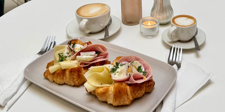 Posezení u Karlova mostu: croissant se šunkou, sýrem, vejcem a nápoj dle výběru