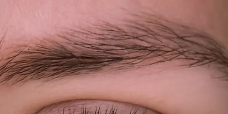 Prodloužení řas v elegantním salonu: metoda řasa na řasu či objemová 3D až 10D