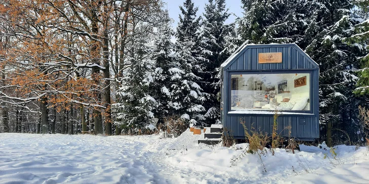 Nádherný tiny house v Jizerkách: koupelna, vybavená kuchyně, snídaňová bedýnka, terasa a klid