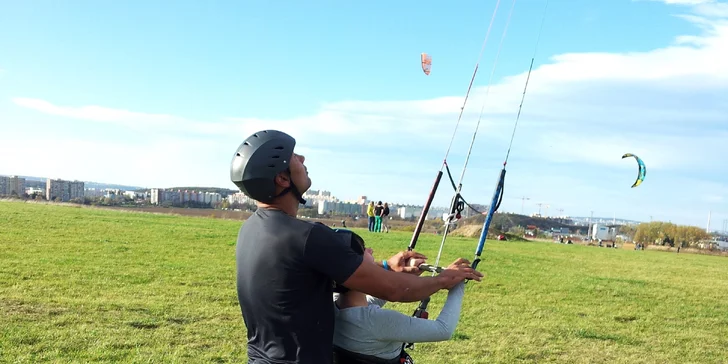 Úvodní nebo celodenní kite kurz pro 1 osobu: Praha, Brno, Ostrava, Adolfov