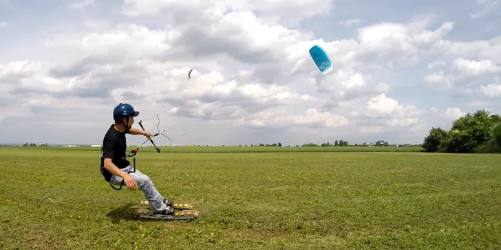 Úvodní nebo celodenní kite kurz pro 1 osobu: Praha, Brno, Ostrava, Adolfov