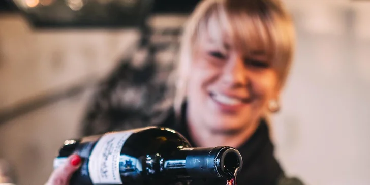 Degustační prkénko pro 2 osoby: sýry, uzeniny a lahev vína dle výběru