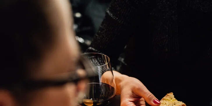 Degustační prkénko pro 2 osoby: sýry, uzeniny a lahev vína dle výběru