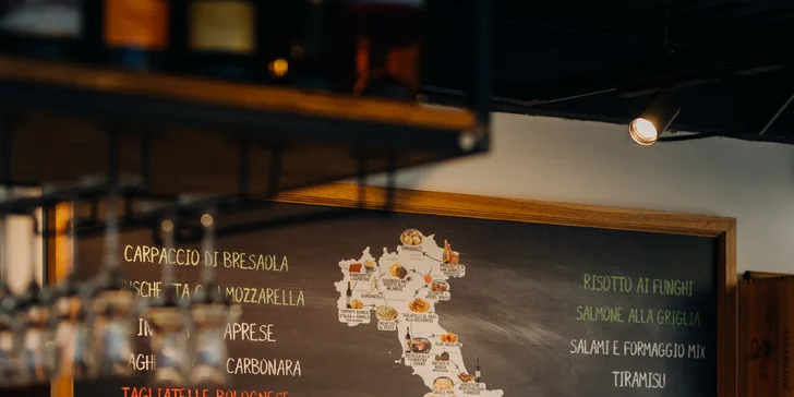 Degustační prkénko pro 2 osoby: sýry, uzeniny a lahev vína dle výběru