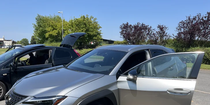 Čištění auta od mobilní automyčky CarGlow: ochrana kůže i kompletní péče vč. tepování