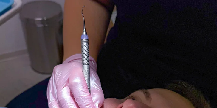 Zářivý úsměv během jedné návštěvy: vstupní dentální hygiena i bělení zubů, 60–⁠⁠⁠⁠⁠⁠120 minut