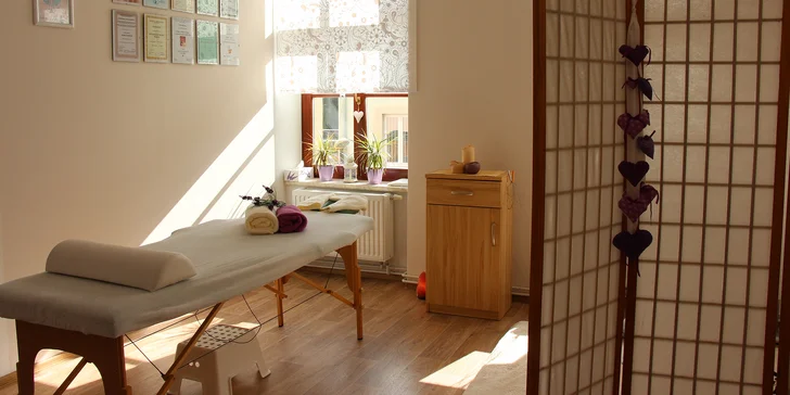 Při masáži zad masérka používá také aromatické oleje. 
