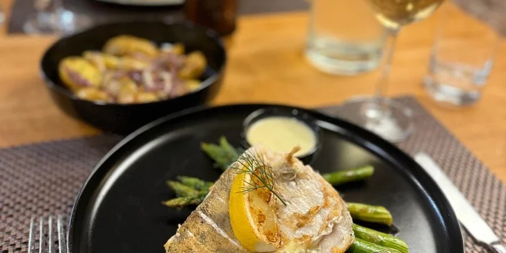 Čtyřchodové menu s vínem v restauraci La Cave pro 1 či 2 osoby
