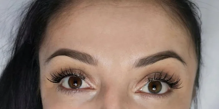 Permanentní make-up dle výběru: pudrové obočí, oční linky i plné rty
