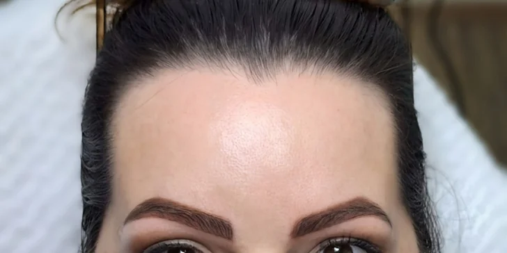 Permanentní make-up dle výběru: pudrové obočí, oční linky i plné rty