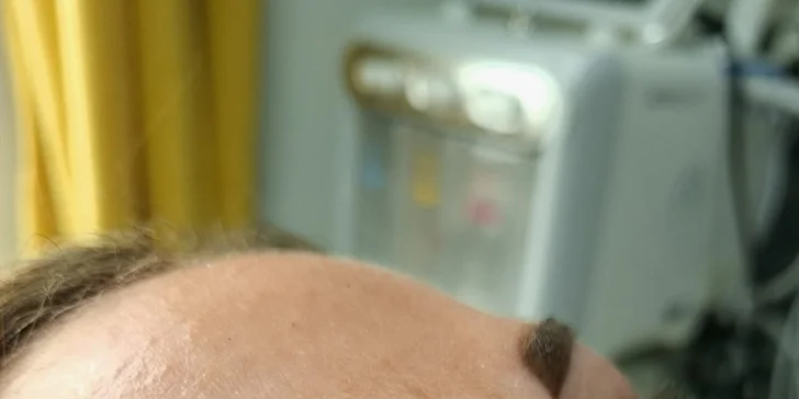 Permanentní make-up dle výběru: pudrové obočí, oční linky i plné rty