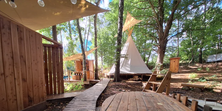 Zážitkové nocování ve vybaveném teepee: sprcha s teplou vodou, solární elektřina i koupací sud