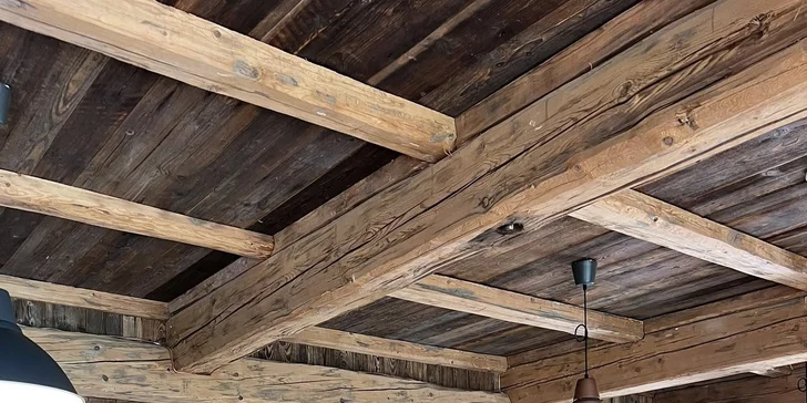 Pohádkové ubytování v šumavské roubence: výhled na Královský Hvozd, možnost snídaní