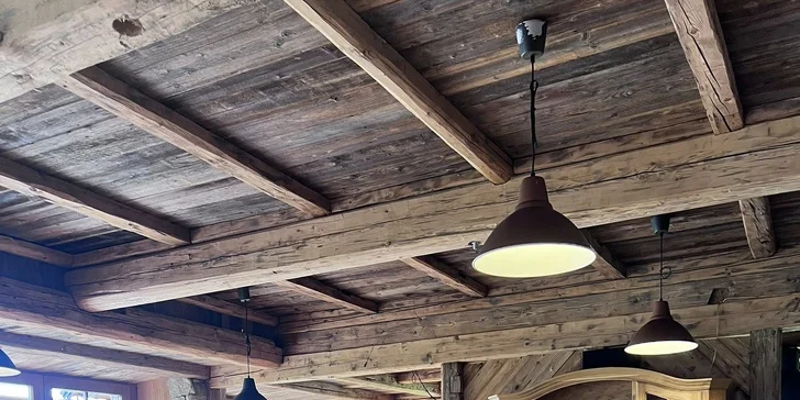 Pohádkové ubytování v šumavské roubence: výhled na Královský Hvozd, možnost snídaní