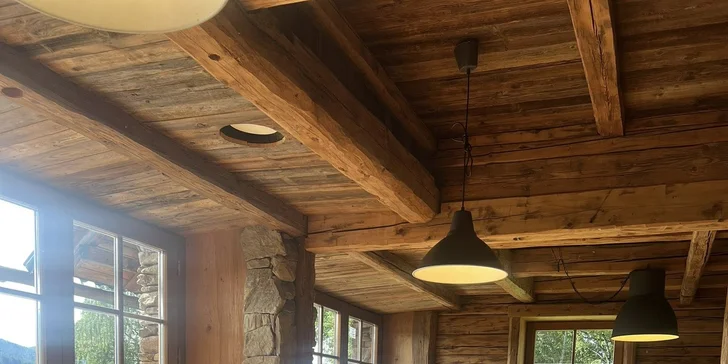 Pohádkové ubytování v šumavské roubence: výhled na Královský Hvozd, možnost snídaní