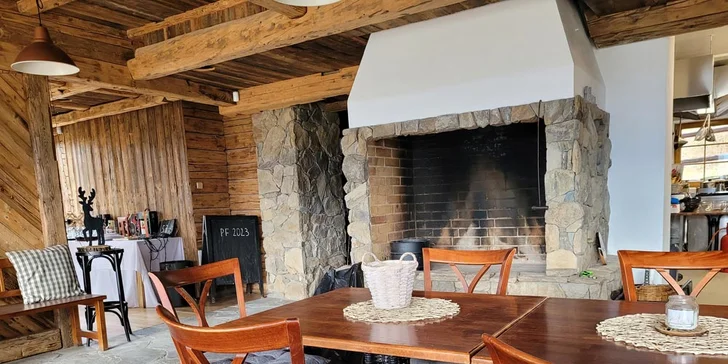 Pohádkové ubytování v šumavské roubence: výhled na Královský Hvozd, možnost snídaní