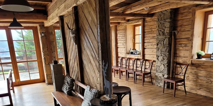 Pohádkové ubytování v šumavské roubence: výhled na Královský Hvozd, možnost snídaní