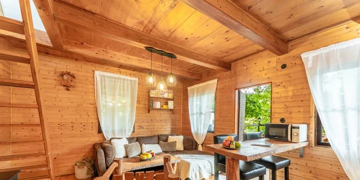 Pobyt v malebné wellness chatě u lesa: sauna, vířivka i zapůjčení lodičky