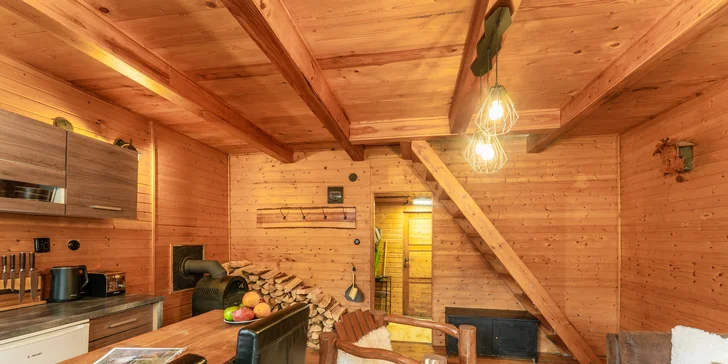 Pobyt v malebné wellness chatě u lesa: sauna, vířivka i zapůjčení lodičky