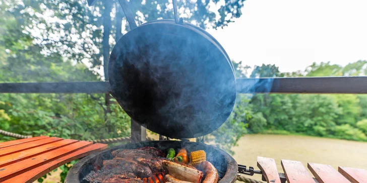 Pobyt v malebné wellness chatě u lesa: sauna, vířivka i zapůjčení lodičky