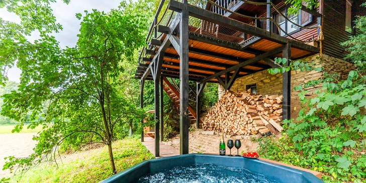 Pobyt v malebné wellness chatě u lesa: sauna, vířivka i zapůjčení lodičky