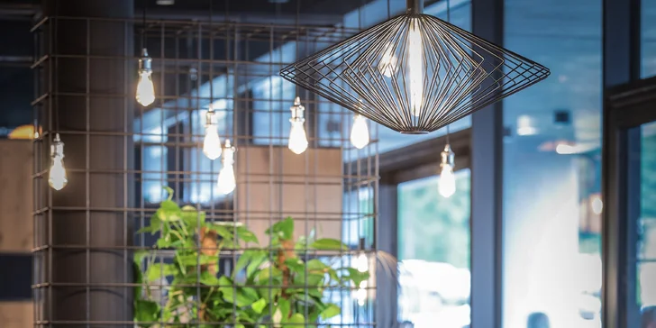 Zima ve vorarlberských Alpách: moderní hotel se snídaní, 30 m od vleku