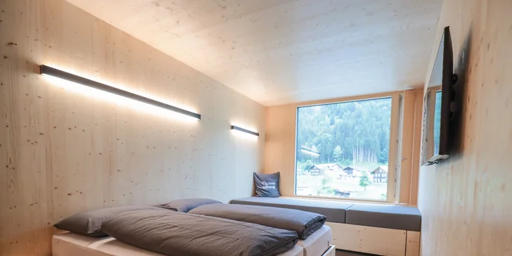Zima ve vorarlberských Alpách: moderní hotel se snídaní, 30 m od vleku