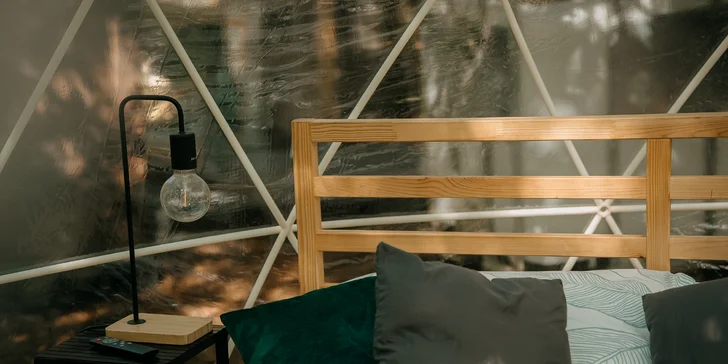 Glampingový stan nedaleko Okoře: relax ve vířivce, venkovní šachy, romantický i grilovací balíček