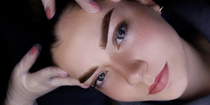 Permanentní make-up dle výběru: pudrové obočí, oční linky i plné rty