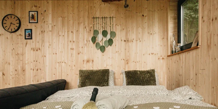 Vybavený treehouse na úpatí Krušných hor: terasa, houpací křesla i gril