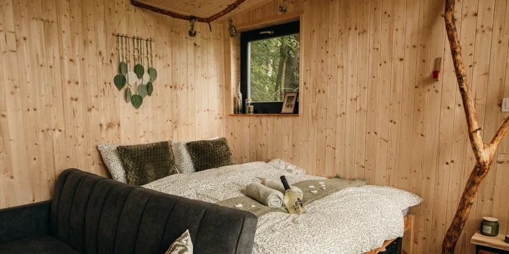 Vybavený treehouse na úpatí Krušných hor: terasa, houpací křesla i gril