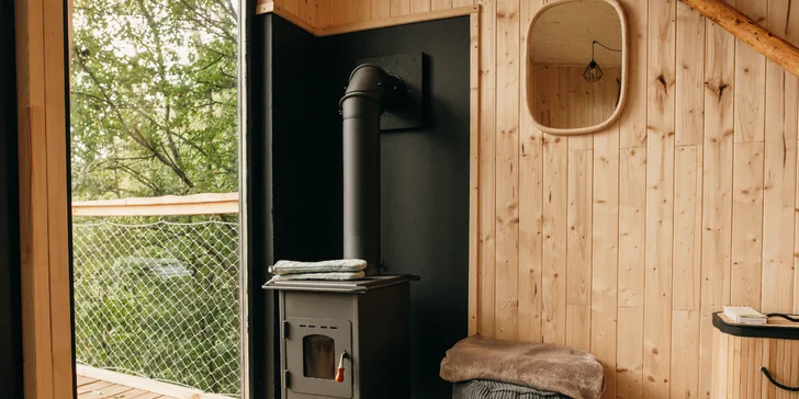 Vybavený treehouse na úpatí Krušných hor: terasa, houpací křesla i gril