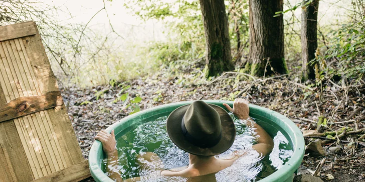 Vybavený treehouse na úpatí Krušných hor: terasa, houpací křesla i gril