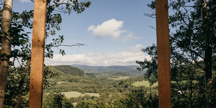 Vybavený treehouse na úpatí Krušných hor: terasa, houpací křesla i gril