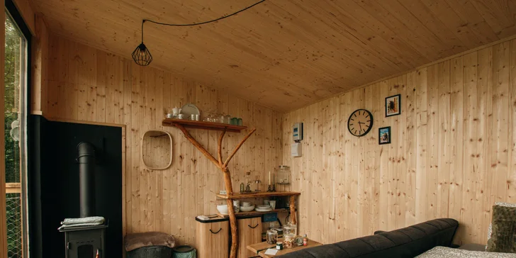 Vybavený treehouse na úpatí Krušných hor: terasa, houpací křesla i gril